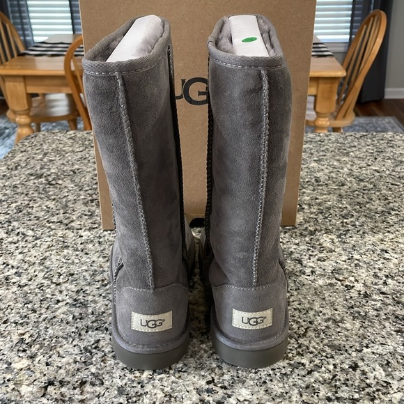 🎉HOST PICK🎉 UGG Classic Tall (Big Kid 5) - Picture 4 of 7